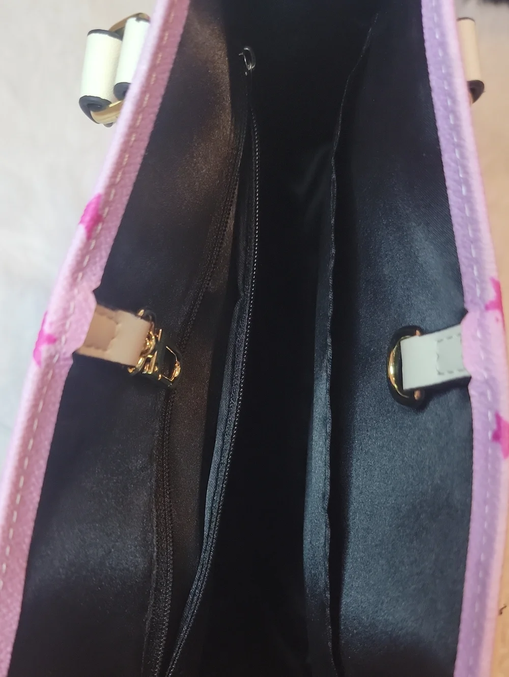 Barbie Movie Pink Graphic Purse with Cream Handles.